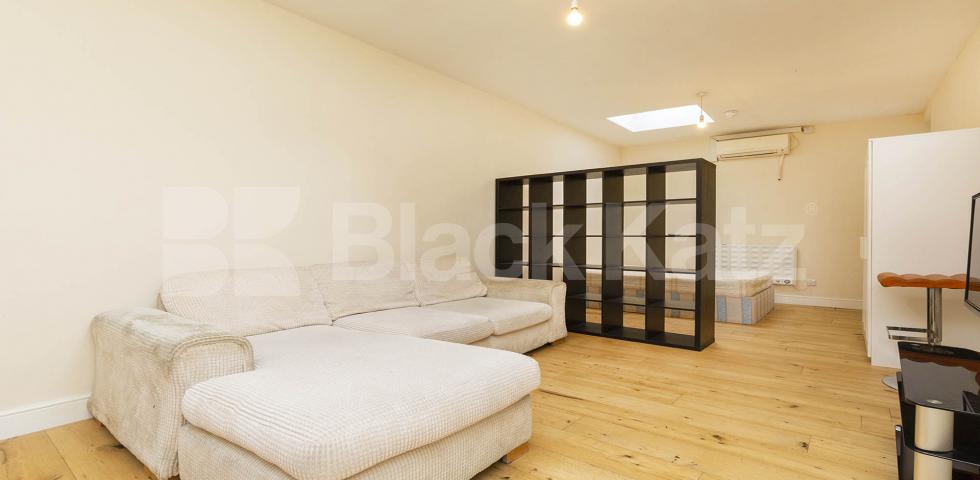 Studio property located within a secure gated development High Street , Hornsey 